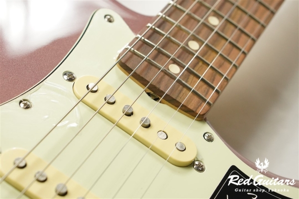 VINTERA ’60S STRATOCASTER MODIFIED - Burgundy Mist Metallic